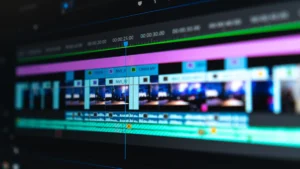 شاشة مونتاج فيديو توضح إضافة ترجمة تلقائية للفيديو بالعربي بالذكاء الاصطناعي