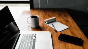 حاسوب محمول ودفتر أثناء إعداد نموذج Google بالذكاء الاصطناعي