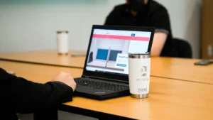 حاسوب محمول يعرض شرائح أثناء تحويل مستند Word إلى PowerPoint بالذكاء الاصطناعي