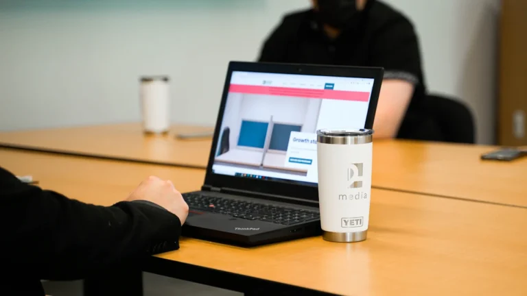حاسوب محمول يعرض شرائح أثناء تحويل مستند Word إلى PowerPoint بالذكاء الاصطناعي