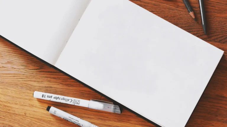 رسم يدوي وأقلام على مكتب يوضح تحويل الرسم إلى صورة بالذكاء الاصطناعي