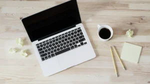 حاسوب محمول يُستخدم لترجمة ملفات PDF بالذكاء الاصطناعي مع الحفاظ على التنسيق